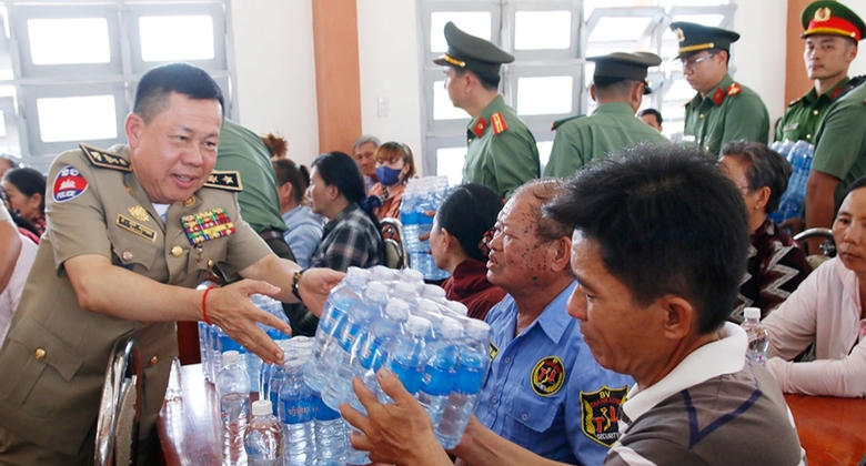 C&ocirc;ng an tỉnh Kandal v&agrave; An Giang tặng nước cho người d&acirc;n v&ugrave;ng hạn, mặn- Ảnh 1.
