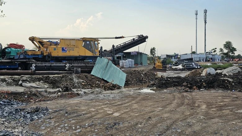 Mưa lớn tại TP.HCM: Nh&agrave; tốc m&aacute;i, c&acirc;y bật gốc đ&egrave; tr&uacute;ng &ocirc; t&ocirc;- Ảnh 7.