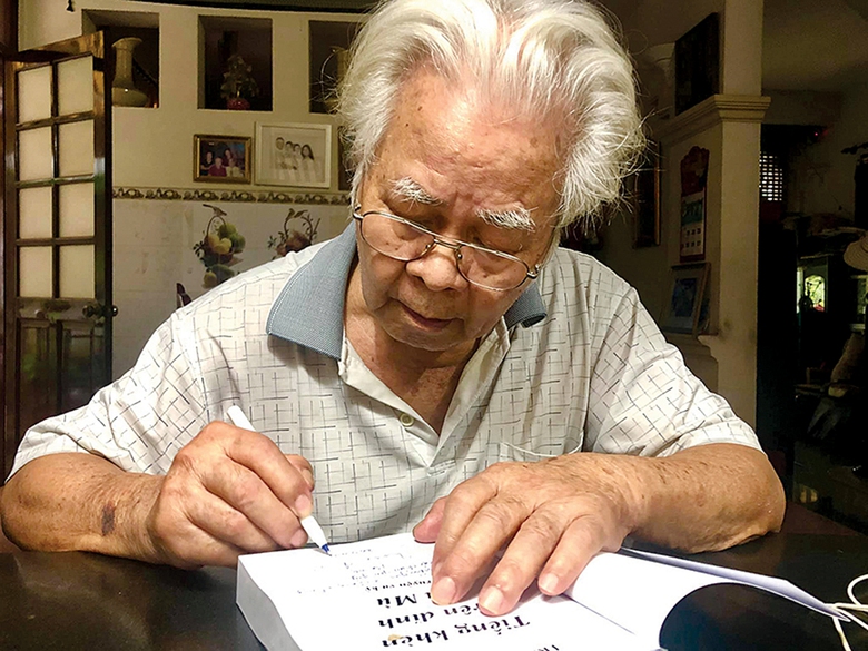 Cuộc đời cầm b&uacute;t của con nu&ocirc;i cố Chủ tịch L&agrave;o- Ảnh 1.