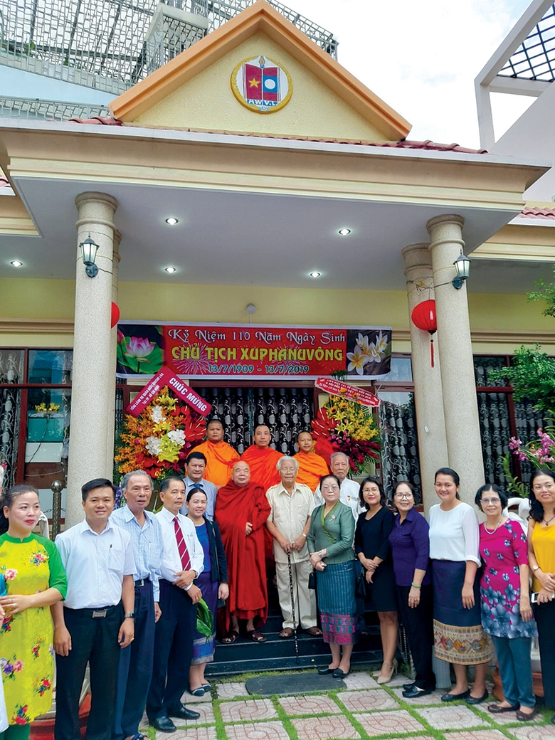 Cuộc đời cầm b&uacute;t của con nu&ocirc;i cố Chủ tịch L&agrave;o- Ảnh 2.