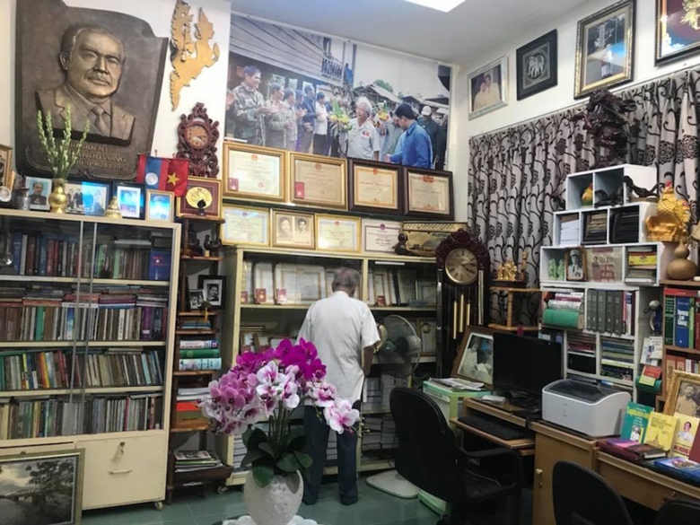 Cuộc đời cầm b&uacute;t của con nu&ocirc;i cố Chủ tịch L&agrave;o- Ảnh 3.