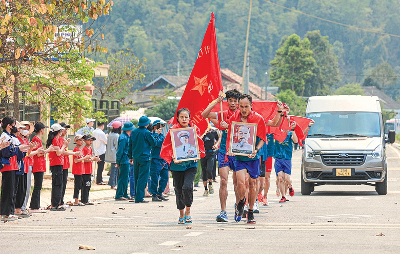 Nh&agrave; v&ocirc; địch THACO Marathon v&igrave; ATGT 2024 L&ecirc; Thị Hằng: T&ocirc;i tự h&agrave;o với h&agrave;nh tr&igrave;nh của m&igrave;nh- Ảnh 1.
