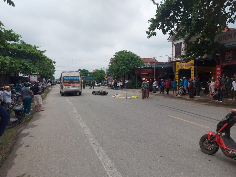 Va chạm xe đầu k&eacute;o biển số L&agrave;o, người đ&agrave;n &ocirc;ng đi xe m&aacute;y tử vong- Ảnh 1.