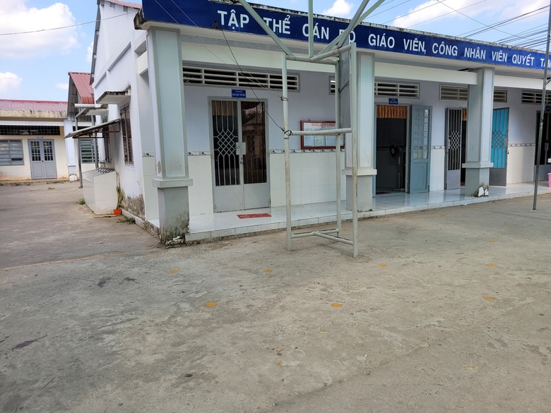 Khởi tố người đ&agrave;n &ocirc;ng v&agrave;o trường tiểu học ch&eacute;m thương t&iacute;ch một gi&aacute;o vi&ecirc;n- Ảnh 1.