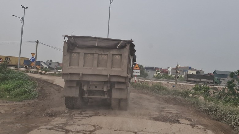 Xe tải chở c&aacute;t san lấp khu c&ocirc;ng nghiệp g&acirc;y &ocirc; nhiễm m&ocirc;i trường, mất ATGT tại Bắc Ninh- Ảnh 6.