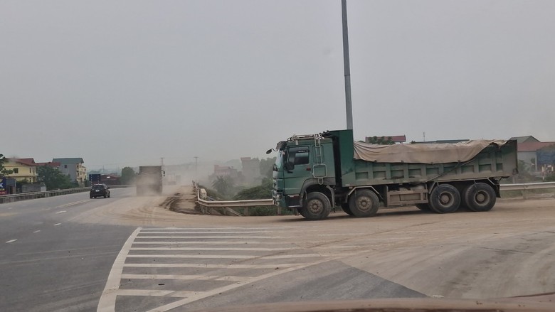 Xe tải chở c&aacute;t san lấp khu c&ocirc;ng nghiệp g&acirc;y &ocirc; nhiễm m&ocirc;i trường, mất ATGT tại Bắc Ninh- Ảnh 4.
