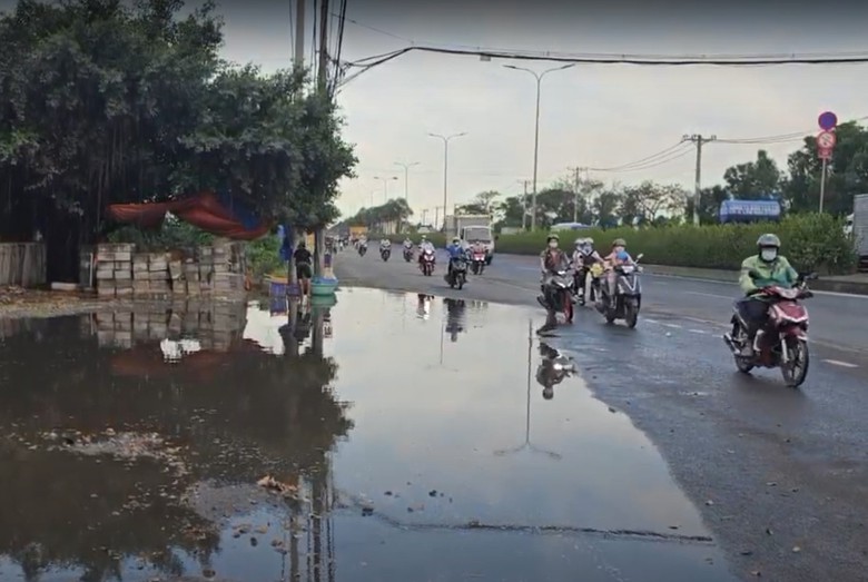 Mưa lớn tại TP.HCM: Nh&agrave; tốc m&aacute;i, c&acirc;y bật gốc đ&egrave; tr&uacute;ng &ocirc; t&ocirc;- Ảnh 11.