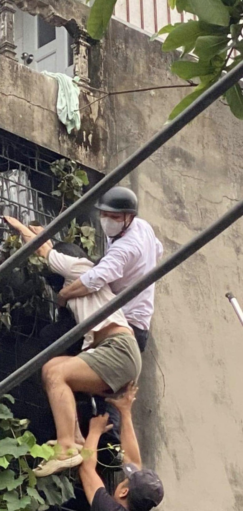 Ch&aacute;y nh&agrave; ở kết hợp kinh doanh trọ ở H&agrave; Đ&ocirc;ng, giải cứu nạn nh&acirc;n mắc kẹt từ m&aacute;i nh&agrave; h&agrave;ng x&oacute;m- Ảnh 2.