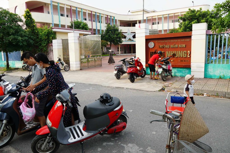 B&agrave; ngoại b&eacute; 5 tuổi bị bỏ qu&ecirc;n tr&ecirc;n xe: "Ch&aacute;u l&ecirc;n xe rất vui v&igrave; tưởng được dự lễ tổng kết"- Ảnh 3.