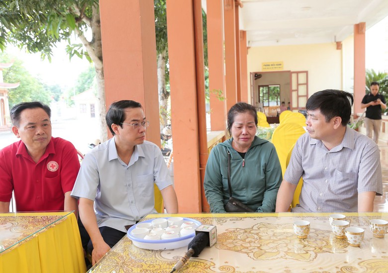 Trẻ chết v&igrave; bị bỏ qu&ecirc;n tr&ecirc;n xe đưa đ&oacute;n: B&agrave; ngoại nức nở nhớ ch&aacute;u lu&ocirc;n ngồi sau ghế l&aacute;i- Ảnh 1.