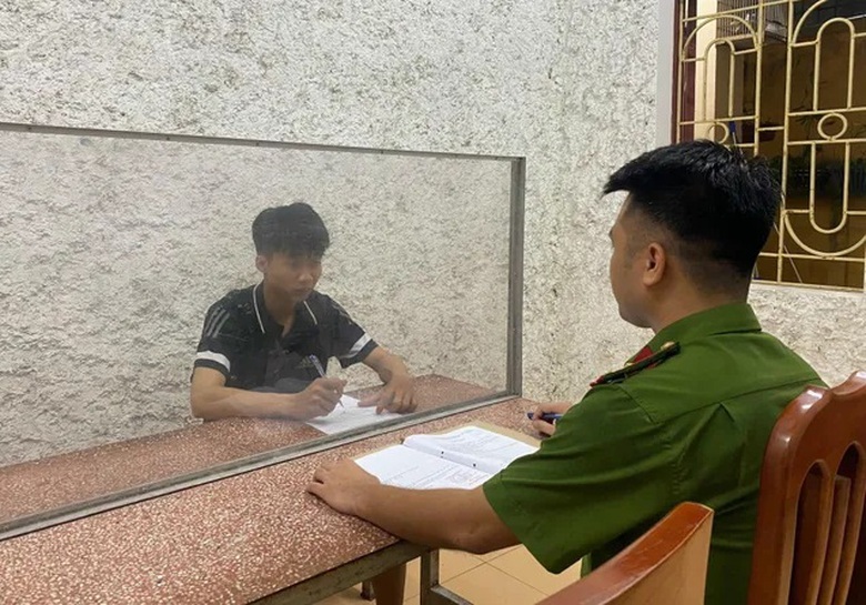 Tạm giữ nam thanh ni&ecirc;n đi xe m&aacute;y vi phạm, đ&acirc;m CSGT bị thương- Ảnh 1.