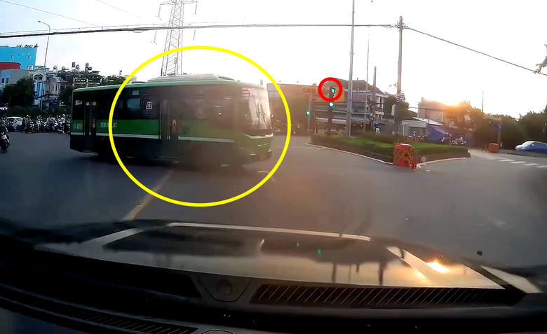 Dùng mánh khoé vượt đèn đỏ, tài xế xe buýt bị đình chỉ, chuyển CSGT xử lý- Ảnh 1. Dùng mánh khoé vượt đèn đỏ, tài xế xe buýt bị đình chỉ, chuyển CSGT xử lý- Ảnh 1.