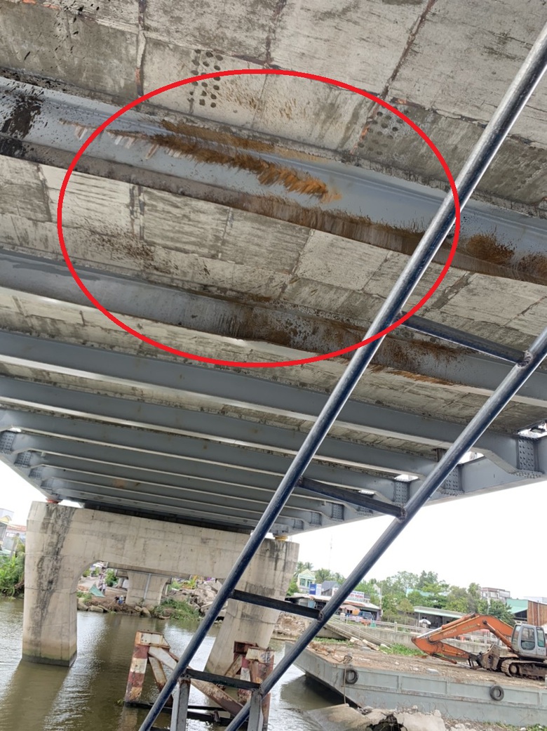 Sà lan va hỏng cầu Măng Thít: Điều chỉnh tải trọng xe được phép qua cầu- Ảnh 1. Sà lan va hỏng cầu Măng Thít: Điều chỉnh tải trọng xe được phép qua cầu- Ảnh 1.