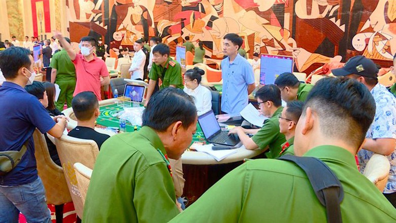 Truy tố c&aacute;c bị can thu&ecirc; hầm kh&aacute;ch sạn cho người nước ngo&agrave;i đ&aacute;nh bạc- Ảnh 1.