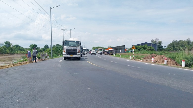 Cần Thơ: Sạt lở tr&ecirc;n QL80 g&acirc;y &ugrave;n tắc k&eacute;o d&agrave;i- Ảnh 4.