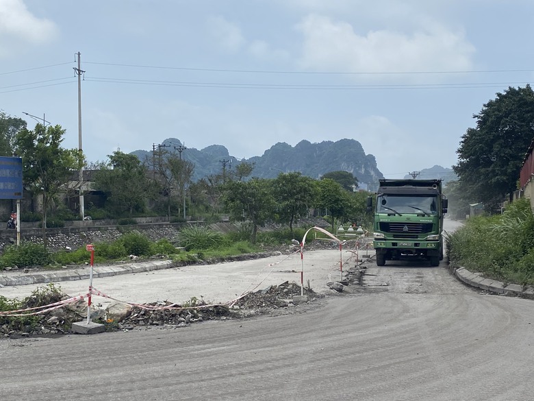 Khắc phục đường d&acirc;n cư biến dạng v&igrave; xe tải trọng lớn sau phản &aacute;nh của B&aacute;o Giao th&ocirc;ng- Ảnh 1.