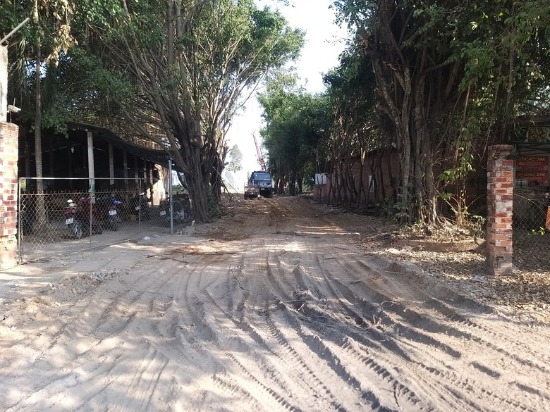 Người d&acirc;n ở vị tr&iacute; mố cầu Rạch Miễu 2 ph&iacute;a Tiền Giang nhận tiền, b&agrave;n giao mặt bằng- Ảnh 1.