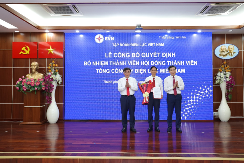 EVNSPC: C&ocirc;ng bố c&aacute;c quyết định kiện to&agrave;n c&ocirc;ng t&aacute;c c&aacute;n bộ- Ảnh 2.
