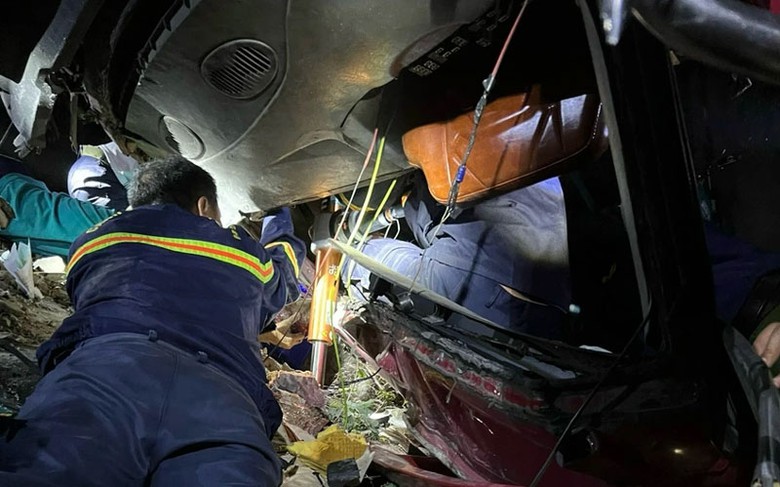 Lực lượng chức năng giải cứu t&agrave;i xế mắc kẹt trong cabin - Ảnh: HT.