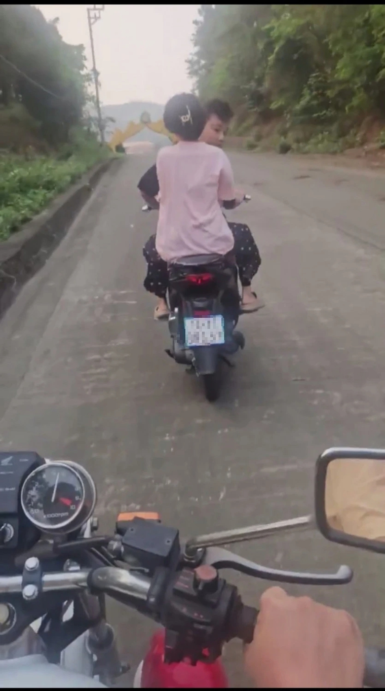 Xử phạt thiếu ni&ecirc;n đi m&ocirc; t&ocirc; lạng l&aacute;ch, đ&aacute;nh v&otilde;ng, bỏ chạy trước xe CSGT- Ảnh 2.