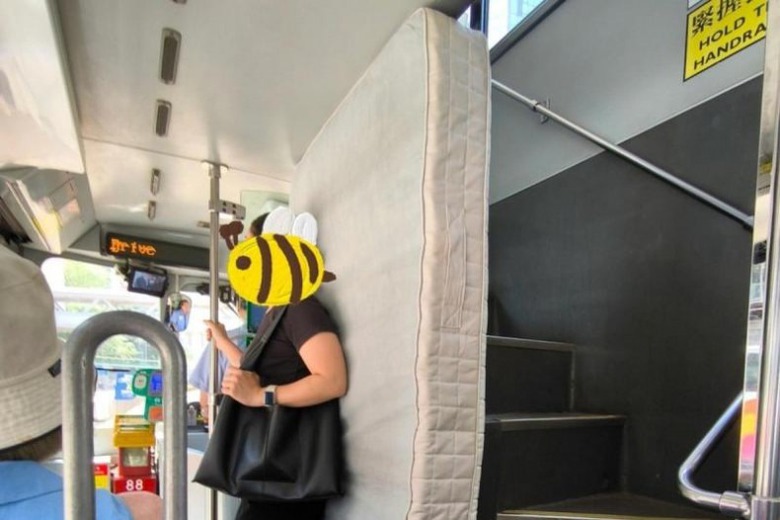 Kh&aacute;ch nữ mang theo tấm đệm khổng lồ tr&ecirc;n t&agrave;u điện tram ở Hong Kong. (Ảnh: SCMP)
