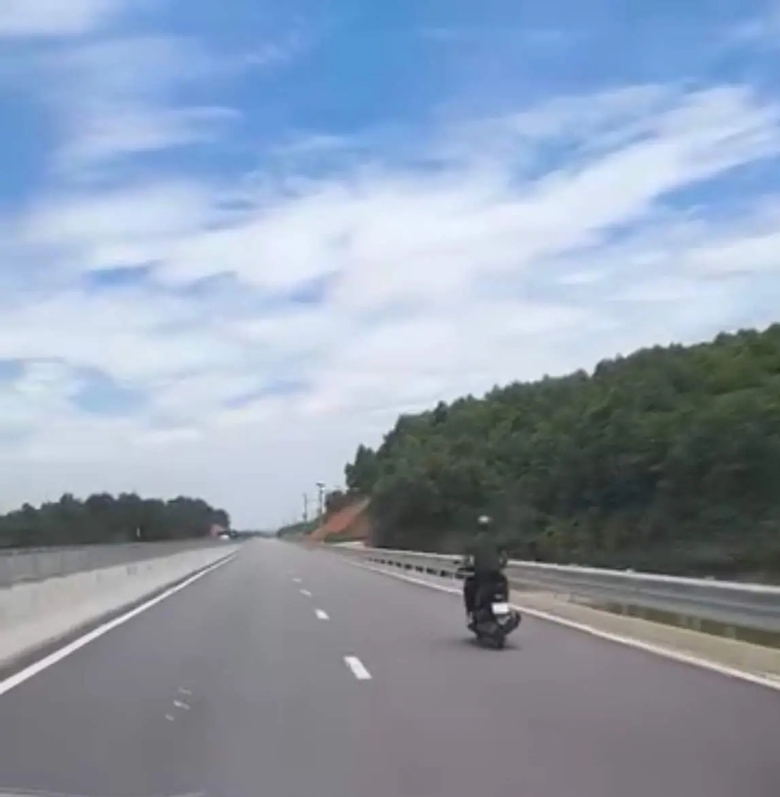 Xử phạt nam thanh ni&ecirc;n đi m&ocirc; t&ocirc; v&agrave;o cao tốc Tuy&ecirc;n Quang - Ph&uacute; Thọ- Ảnh 1.