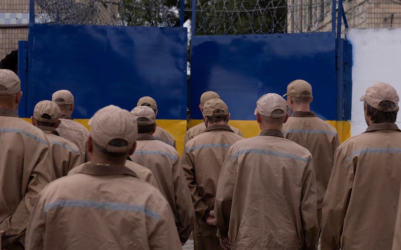 H&agrave;ng ngh&igrave;n t&ugrave; nh&acirc;n Ukraine xin nhập ngũ để được tha t&ugrave; trước thời hạn