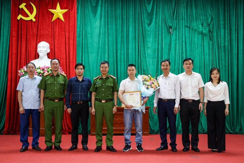 Khen thưởng người h&ugrave;ng c&otilde;ng 2 c&ocirc; g&aacute;i tho&aacute;t khỏi đ&aacute;m ch&aacute;y ở H&agrave; Nội- Ảnh 1.