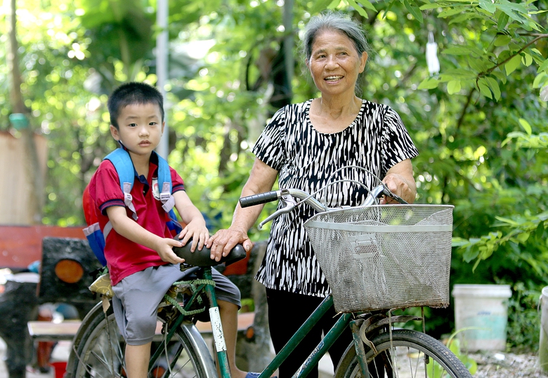 B&eacute; trai 5 th&aacute;ng tuổi từng được b&agrave; bế đi xin sữa giờ ra sao?- Ảnh 1.