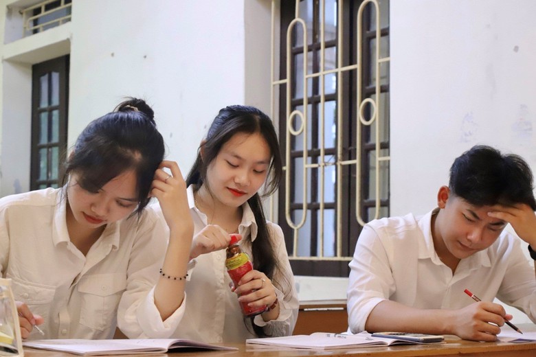 Cao điểm &ocirc;n thi tốt nghiệp: Cha mẹ l&agrave;m g&igrave; để gi&uacute;p con học đ&acirc;u nhớ đ&oacute;?- Ảnh 1.