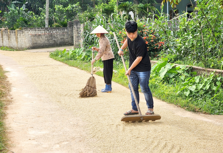 Cơ cực cậu b&eacute; gồng g&aacute;nh chăm mẹ bệnh, anh tai nạn- Ảnh 1.