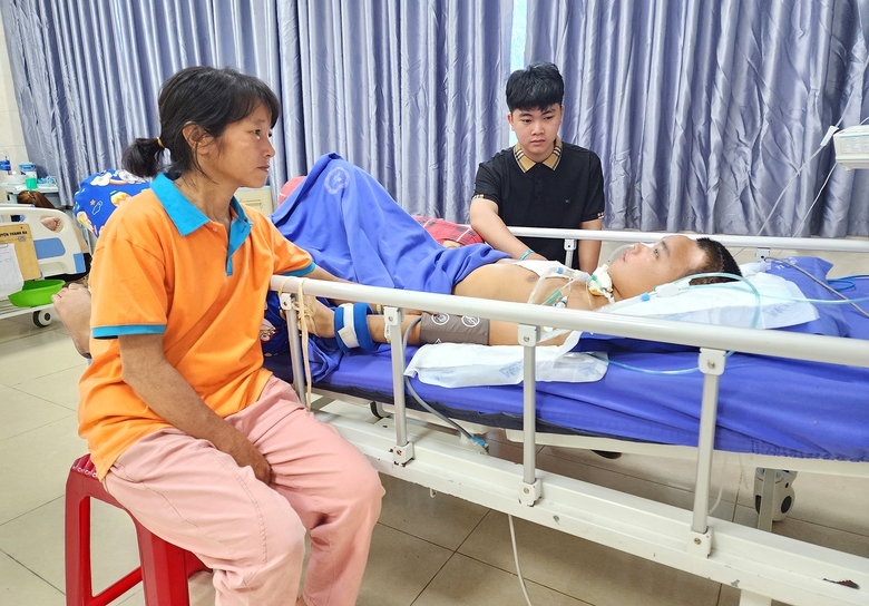 Cơ cực cậu b&eacute; gồng g&aacute;nh chăm mẹ bệnh, anh tai nạn- Ảnh 3.