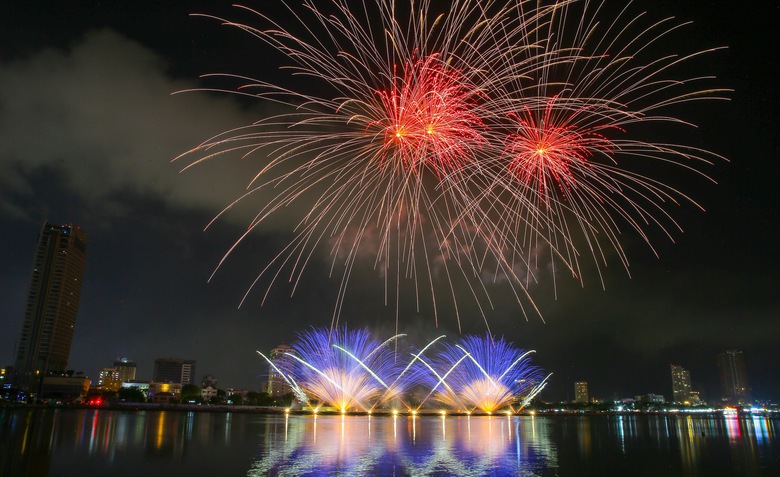 Lễ hội Ph&aacute;o hoa quốc tế Đ&agrave; Nẵng - những cảm x&uacute;c chỉ xem tại kh&aacute;n đ&agrave;i mới c&oacute;- Ảnh 1.