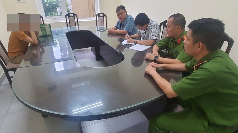 Đốt vàng mã ở cầu thang bộ khu tập thể, người phụ nữ bị phạt 4 triệu đồng- Ảnh 2.