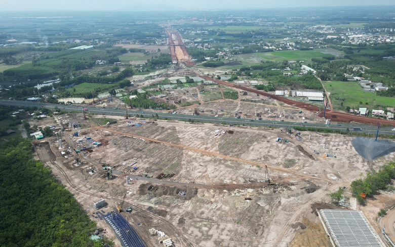 Cao tốc Bi&ecirc;n H&ograve;a - Vũng T&agrave;u: Đoạn đ&atilde; h&igrave;nh th&agrave;nh, đoạn c&ograve;n loang lổ