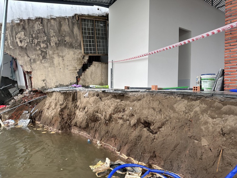 Sạt lở ven s&ocirc;ng ở Cần Thơ l&agrave;m g&atilde;y 10 ng&ocirc;i nh&agrave;- Ảnh 1.