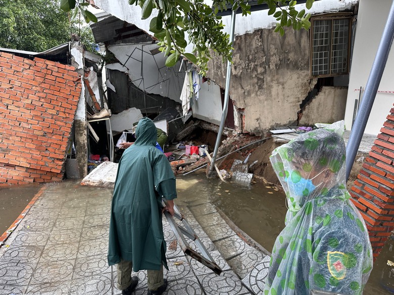 Sạt lở ven s&ocirc;ng ở Cần Thơ l&agrave;m g&atilde;y 10 ng&ocirc;i nh&agrave;- Ảnh 3.