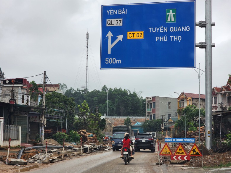 Ph&uacute; Thọ: D&acirc;n khổ v&igrave; đường thi c&ocirc;ng lầy lội, nham nhở- Ảnh 1.