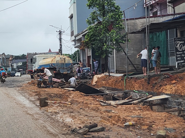 Ph&uacute; Thọ: D&acirc;n khổ v&igrave; đường thi c&ocirc;ng lầy lội, nham nhở- Ảnh 4.