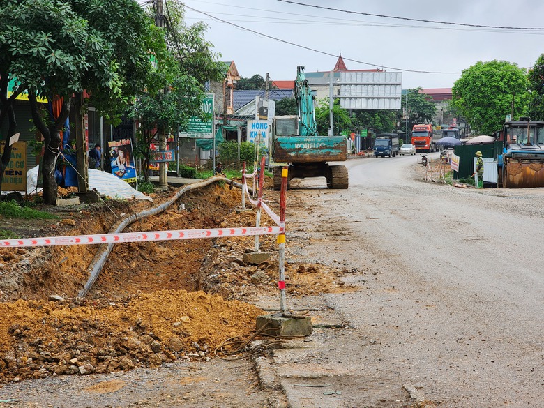 Ph&uacute; Thọ: D&acirc;n khổ v&igrave; đường thi c&ocirc;ng lầy lội, nham nhở- Ảnh 7.