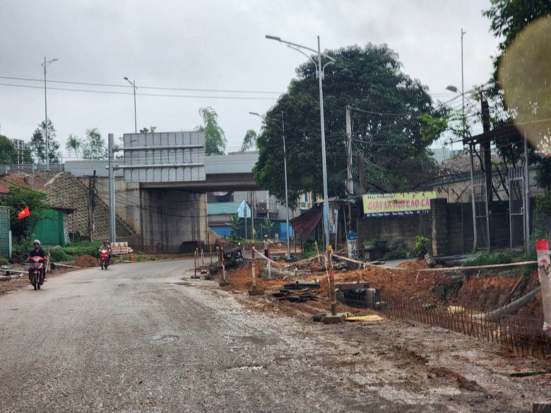 Ph&uacute; Thọ: D&acirc;n khổ v&igrave; đường thi c&ocirc;ng lầy lội, nham nhở- Ảnh 3.