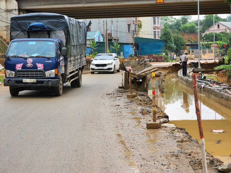 Ph&uacute; Thọ: D&acirc;n khổ v&igrave; đường thi c&ocirc;ng lầy lội, nham nhở- Ảnh 8.