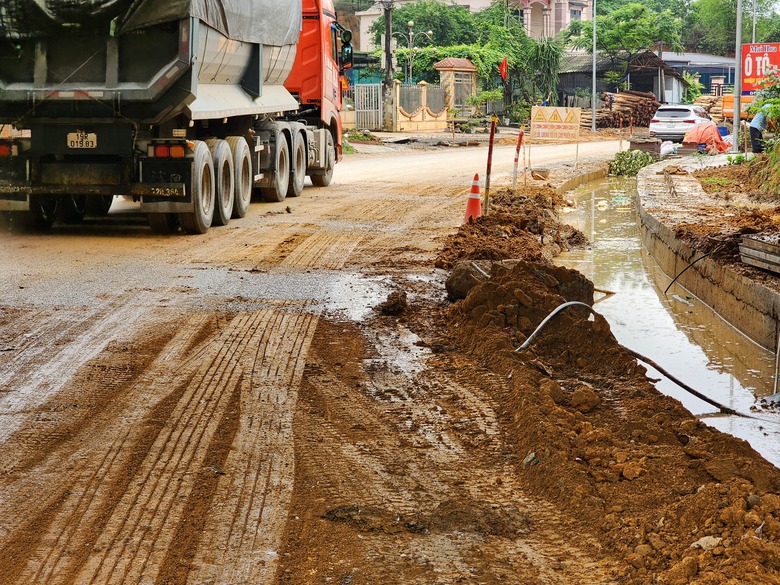 Ph&uacute; Thọ: D&acirc;n khổ v&igrave; đường thi c&ocirc;ng lầy lội, nham nhở- Ảnh 2.