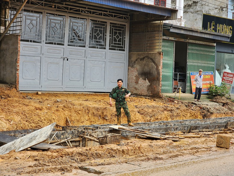 Ph&uacute; Thọ: D&acirc;n khổ v&igrave; đường thi c&ocirc;ng lầy lội, nham nhở- Ảnh 9.