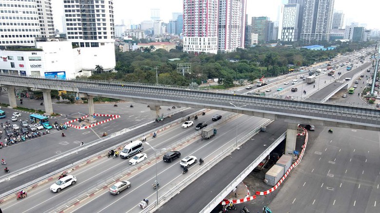 Phương tiện được đi l&ecirc;n cầu vượt th&eacute;p n&uacute;t giao Mai Dịch từ 6/5- Ảnh 1.