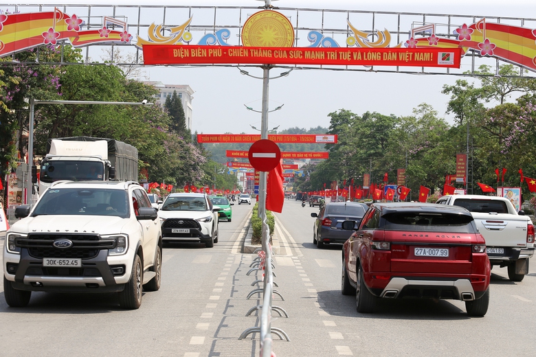 Đường phố Điện Biên Phủ rợp cờ, hoa trước ngày đại lễ- Ảnh 3. Đường phố Điện Biên Phủ rợp cờ, hoa trước ngày đại lễ- Ảnh 3.