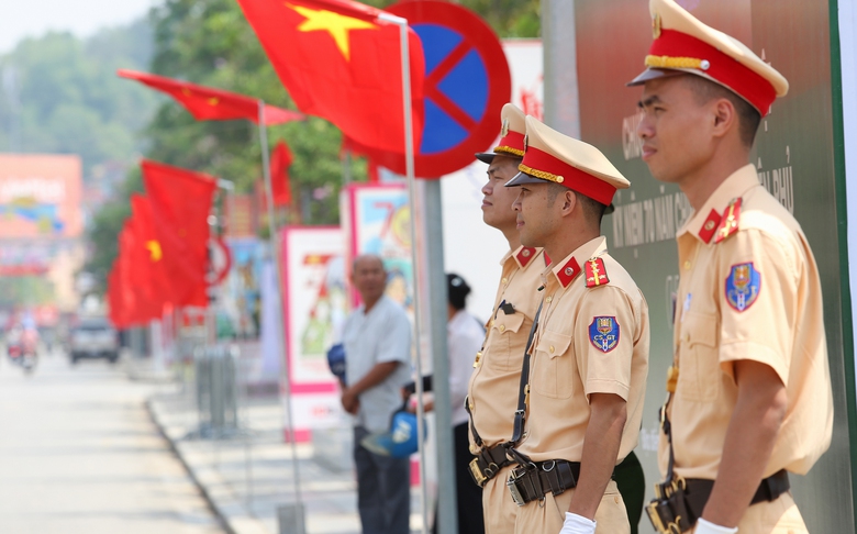 H&agrave;ng trăm CSGT phơi m&igrave;nh giữa nắng ph&acirc;n luồng, bảo đảm ATGT tại Điện Bi&ecirc;n Phủ- Ảnh 7.