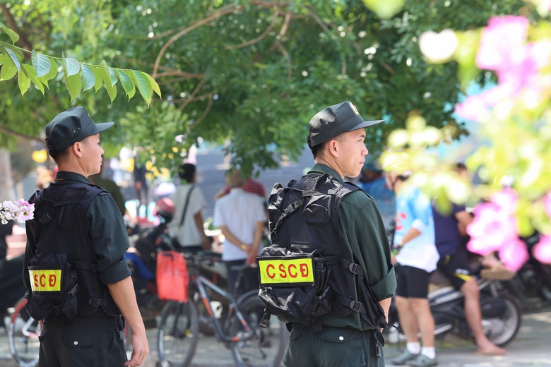 H&agrave;ng trăm CSGT phơi m&igrave;nh giữa nắng ph&acirc;n luồng, bảo đảm ATGT tại Điện Bi&ecirc;n Phủ- Ảnh 5.