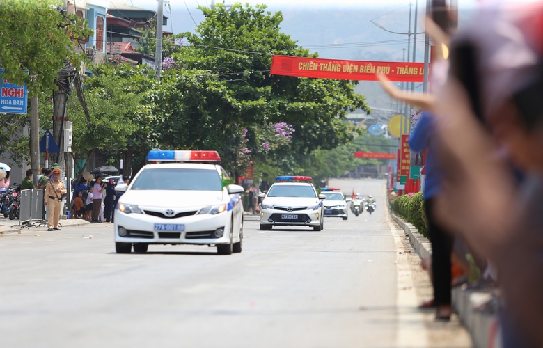 H&agrave;ng trăm CSGT phơi m&igrave;nh giữa nắng ph&acirc;n luồng, bảo đảm ATGT tại Điện Bi&ecirc;n Phủ- Ảnh 12.