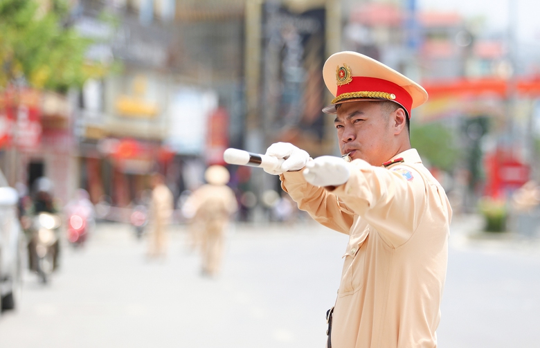 H&agrave;ng trăm CSGT phơi m&igrave;nh giữa nắng ph&acirc;n luồng, bảo đảm ATGT tại Điện Bi&ecirc;n Phủ- Ảnh 1.